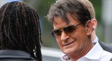 După diagnosticul de HIV și un lung șir de iubite și iubiți, Charlie Sheen mărturisește că este abstinent de 8 ani: ”Am mai multe vieți decât pisicile”