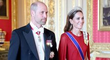 Meghan Markle, avertizată subtil de Kate Middleton prin intermediul vestimentației? Viitoarea regină a Marii Britanii nu și-a ales întâmplător ținuta purtată la Banchetul de Stat