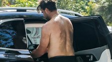 Cel mai atrăgător bărbat din showbiz, viral după ce a fost surprins de paparazzi cu exces de păr pe spate. Imaginile au împărțit fanii în două: ”Zici că are o mochetă”