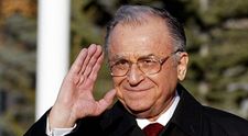 Starea de sănătate a lui Ion Iliescu s-a agravat. A fost operat din nou astăzi, anunță spitalul unde este internat