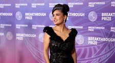 Salma Hayek, nevopsită, cu firele albe la vedere. Look-ul care a împărțit fanii în două tabere: „O îmbătrânește!” vs „E superbă!”