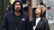 Nicolas Cage cu noua iubită la plimbare. Are 25 de ani, dar arată ca o copilă