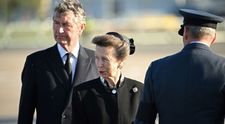 Prințesa Anne își cară singură bagajele în aeroportul din New York