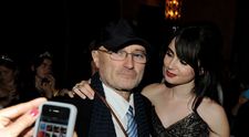 Lily Collins și-a aniversat tatăl: “Te iubesc până la Lună și înapoi”! Phil Collins a împlinit 71 ani