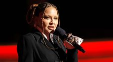E la vârsta de pensionare, dar are iubit de 28 de ani! În ce ipostază a fost văzută Madonna cu un bărbat mai tânăr cu 37 de ani decât ea