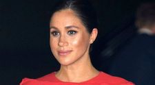 Meghan Markle, look de supereroină într-o rochie cu pelerină roșie