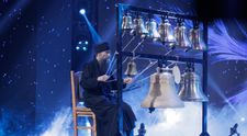Lavrentie, monahul care cântă fără partituri la „pianul” din clopotnița mănăstirii, pe scena Românii au talent: „S-a descoperit că sunetele clopotelor au o putere vindecătoare asupra omului”