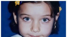 Reunoști vedeta? În copilărie arăta ca o păpușică, iar acum cucerește publicul cu fiecare apariție la TV