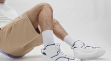 (P) Sneakerși bărbați ce merg cu pantalonii scurți