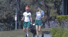 O recunoști? O celebră actriță și-a șocat fanii cu noul look! Paparazzii au surprins-o recent la o plimbare romantică cu soția ei