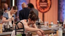 MasterChef, 29 septembrie 2025. Presiunea își spune cuvântul în bucătăria MasterChef. Concurenții trebuie să pregătească preparate cu leguma surpriză. Ceapa le dă mari bătăi de cap: „Nu mai pot de nervi…”