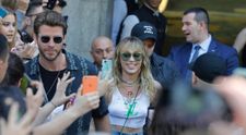Miley Cyrus, sărutată cu forța de un bărbat din mulțime, sub privirile soțului ei (VIDEO)