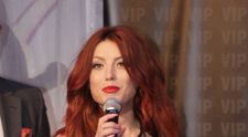 Elena Gheorghe, super sexy fara sutien, intr-o rochie scurta, cu decolteu pana in talie