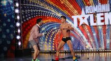Ai ras cu lacrimi la numarul lor. Cine sunt cei doi tineri nebuni care au facut striptease in prima editie 