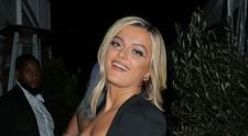 Bebe Rexha, surprinsă de paparazzi când mergea la restaurant! Cum a fost fotografiată