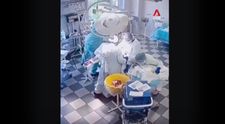Sala de operație a început să se cutremure! Imagini cu medicii care operează în timpul seismului de 8,8 grade din Kamceatka