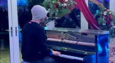 Video viral! Cris Martin de la Coldplay a apărut la o nuntă la rugămintea mamei-soacră. Ce piesă le-a cântat mirilor și invitaților șocați: ”A fost magie!”