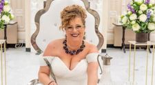 Femeia care s-a căsătorit cu ea însăşi a sărbătorit primul an de mariaj cu un buchet de trandafiri curcubeu și o sticlă de șampanie: „Sunt bine așa cum sunt”