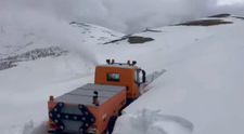 Locul din România unde a nins ca în povești, în mijlocul primăverii! Stratul de zăpadă a ajuns la nivelul utilajelor de deszăpezire