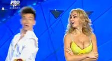 Inevitabilul s-a produs: Roxana, cu sfarcul la vedere la 