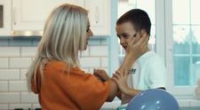 Amna, emoționată și fericită că fiul său, David, îi calcă pe urme! Cei doi au lansat „Fix așa cum ești”