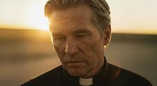 Cum arată și cum joacă Val Kilmer, readus din morți cu Inteligența Artificială. În trailerul noului film, este tânăr și seducător în rolul unui preot