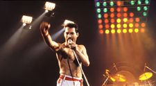 El este sosia lui Freddie Mercury. 