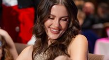 Emily Burghelea, apariție de Oscar la botezul mezinei Elisabeta. Vedeta a strălucit într-o rochie aurie cu un decupaj sexy care a întors toate privirile: „Andrei mi-a ales-o”