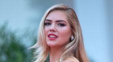 Kate Upton, la plajă în Grecia. Cum a fost surprinsă cea mai sexy femeie din lume