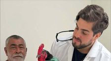 Un medic a ales să trateze pacienți din zone izolate. În semn de recunoștință, oamenii îi dăruiesc păsări, ouă sau legume