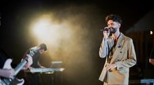Edward Sanda a marcat lansarea primului său album printr-un concert live, pentru familie și prieteni