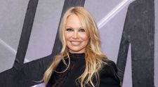 La 55 de ani, Pamela Anderson arată fabulos în bikini! Actrița și-a lansat propria colecție de costume de baie