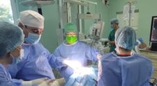 Un student din Iași a susținut licența de pe patul de spital, cu toate că avea tumoare pe creier