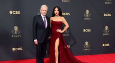 Catherine Zeta Jones a furat toate privirile pe covorul roșu de la Premiile Emmy! Actrița a ales o rochie îndrăzneață