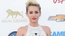O noua zi, o noua aparitie provocatoare. Miley Cyrus, la plimbare in New York intr-o rochie fara sutien - FOTO