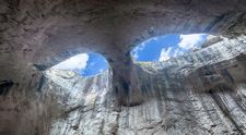 ”Ochii lui Dumnezeu”, o renumită atracție turistică din Bulgaria, unde s-au turnat multe filme. Misterul Peșterii Prohodna