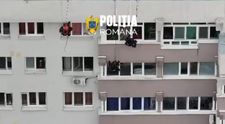 Momentul în care o femeie din București, care amenința că se aruncă în gol de la etajul 7, este salvată la timp de polițiști. Agenții au intrat pe geam