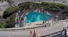 Clipul care iti taie rasuflarea! Ce s-a intamplat cu acest barbat care a sarit de la etajul 4 intr-o piscina