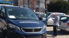 Un român certat cu soția, amendat cu 2.000 de lei pentru că a băut o cafea departe de casă