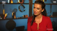 A intrat in platou, iar iubitul a ramas fara cuvinte atunci cand a vazut-o. Cine este tanara sexy, imbracata in rosu