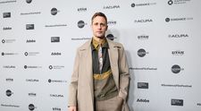 Cravată cu floricele, bluză de trening, dar să vezi ce purta în picioare! Așa a apărut Alexander Skarsgård la Festivalul de Film Sundance