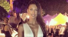Antonia, indrazneata intr-o rochie extrem de transparenta si decoltata. <span style=