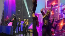 Cine este dansatoarea blondă care a făcut show la concertul lui Dan Bălan de la București. Publicul a fost în delir: „Ea este adevărata Chica Bomb”