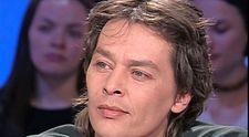 Cauza probabilă a morții lui Ari Boulogne, fiul nelegitim al lui Alain Delon. Iubita fotografului a fost arestată