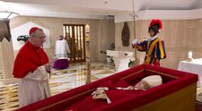 Prima imagine cu mormântul Papei Francisc. E simplu, făcut din marmură și cu  o singură inscripție