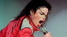 Șosetele pe care Michael Jackson le-a purtat când a executat prima oară celebrul Moonwalk, scoase la vânzare