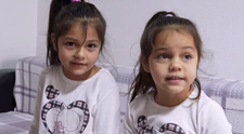 VIDEO Rebeca și Roberta, doi îngerași rămași fără mamă, sunt cea mai mare bucurie a bunicilor