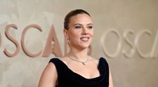 A fost numită „cea mai sexy femeie în viață” și a fost nominalizată de două ori la Oscar, dar preferă să stea departe de admiratorii ei. Motivul pentru care  Scarlett Johansson nu face niciodată poze cu fanii