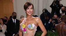Kendall Jenner și Irina Shayk, apariții incendiare pe covorul roșu! Cum au apărut la Met Gala