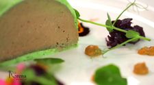 Parfait din ficat de pasare cu dulceata de ceapa si sos de ardei
